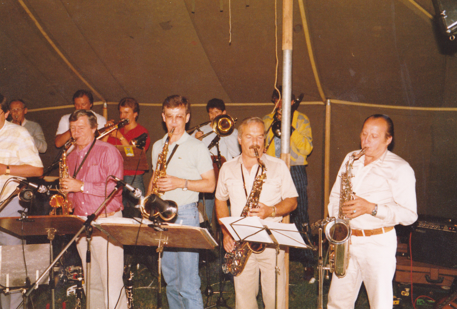 Aktive und Ehemalige musizieren zusammen